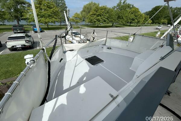 37' Great Harbour foredeck1