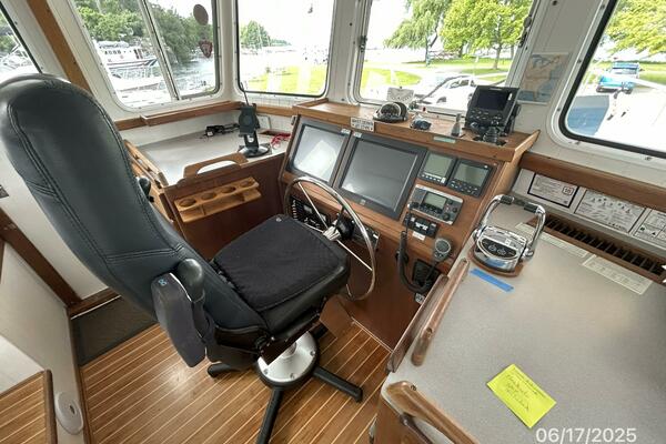 37' Great Harbour pilothouse helm2