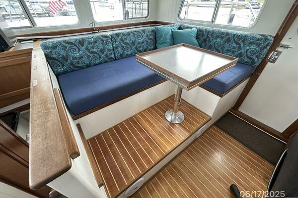 37' Great Harbour seating1