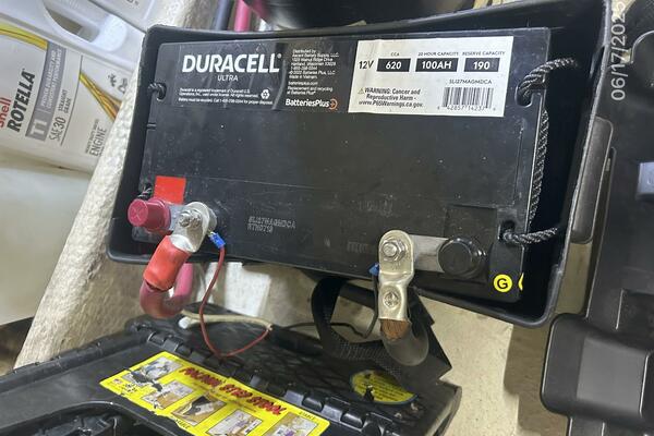 37' Great Harbour battery bank3