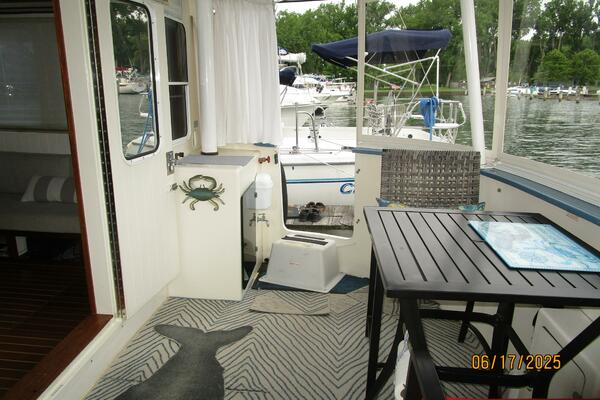 37' Great Harbour aftdeck starboard