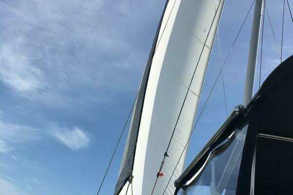 Photo of the 1998 Hunter 410 "Aloha Makai"