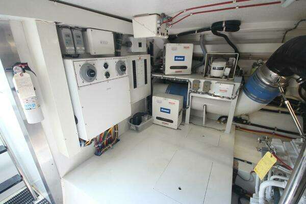 Hatteras 60 Convertible Yacht For Sale
