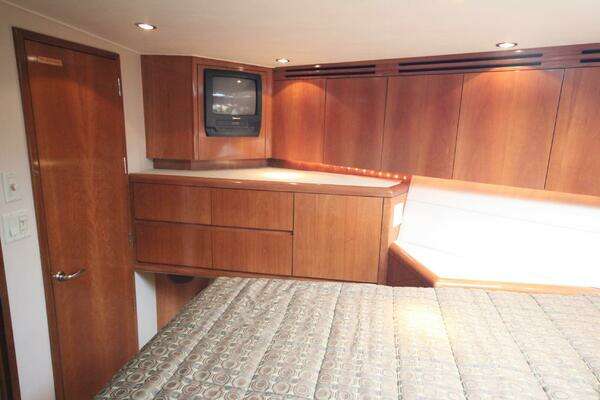Hatteras 60 Convertible Yacht For Sale