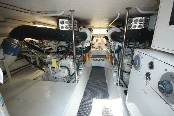 Hatteras 60 Convertible Yacht For Sale