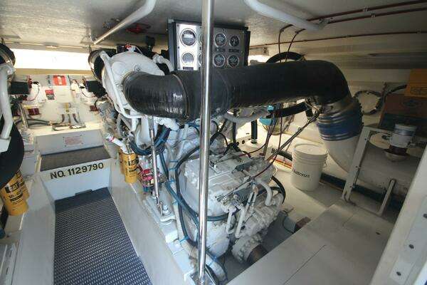 Hatteras 60 Convertible Yacht For Sale