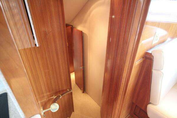 Hatteras 60 Convertible Yacht For Sale