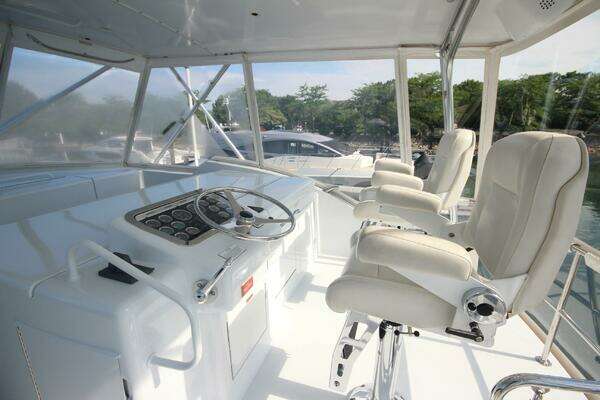 Hatteras 60 Convertible Yacht For Sale