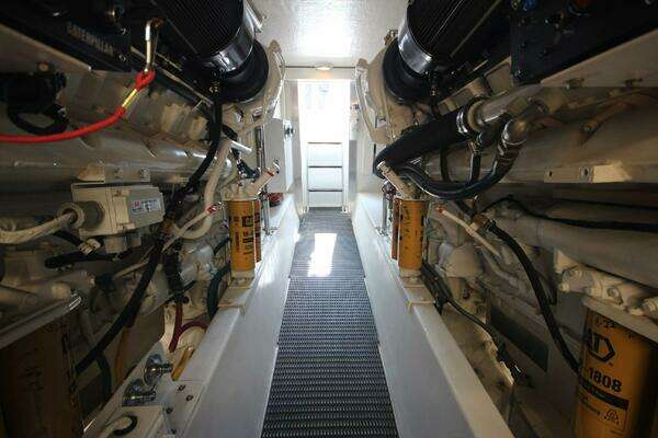 Hatteras 60 Convertible Yacht For Sale