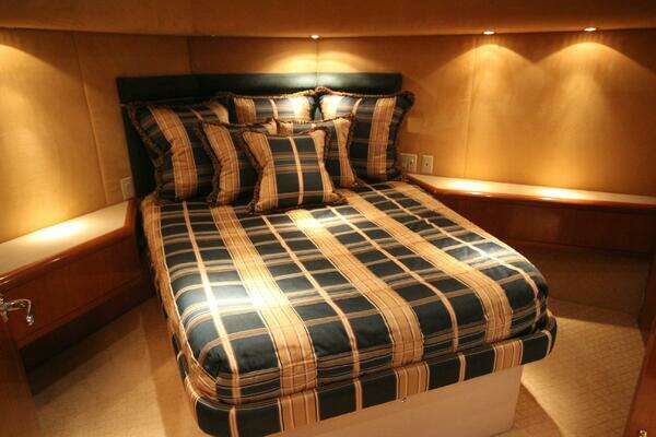 Hatteras 60 Convertible Yacht For Sale