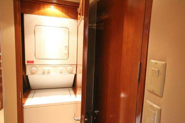 Hatteras 60 Convertible Yacht For Sale