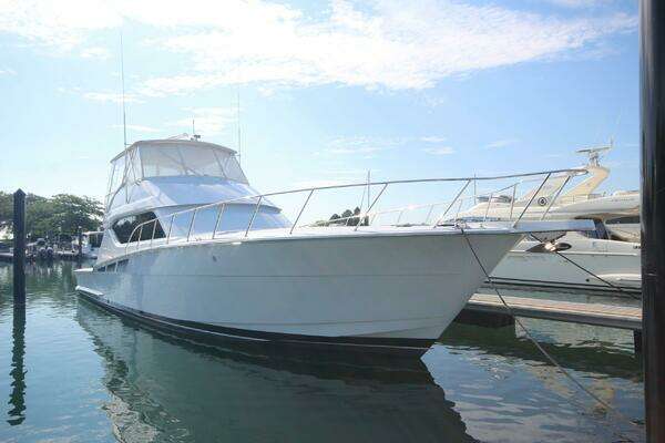 Hatteras 60 Convertible Yacht For Sale