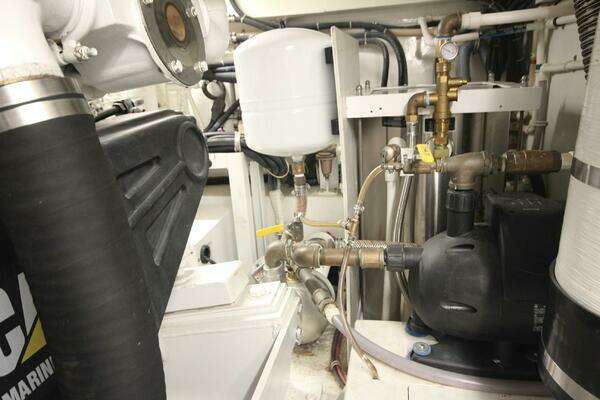 Hatteras 60 Convertible Yacht For Sale