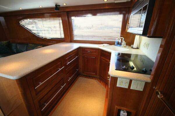 Hatteras 60 Convertible Yacht For Sale