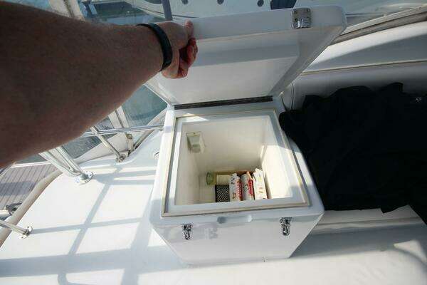 Hatteras 60 Convertible Yacht For Sale