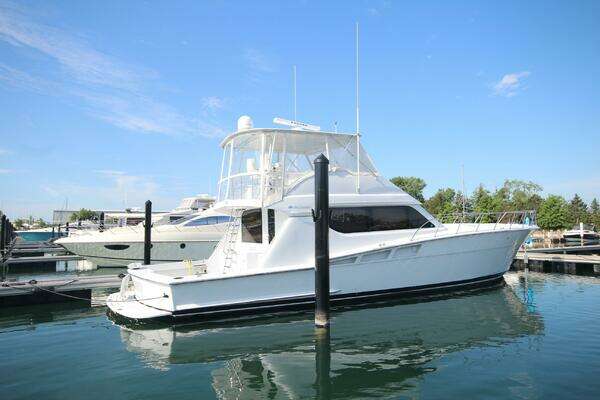 Hatteras 60 Convertible Yacht For Sale