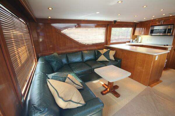 Hatteras 60 Convertible Yacht For Sale