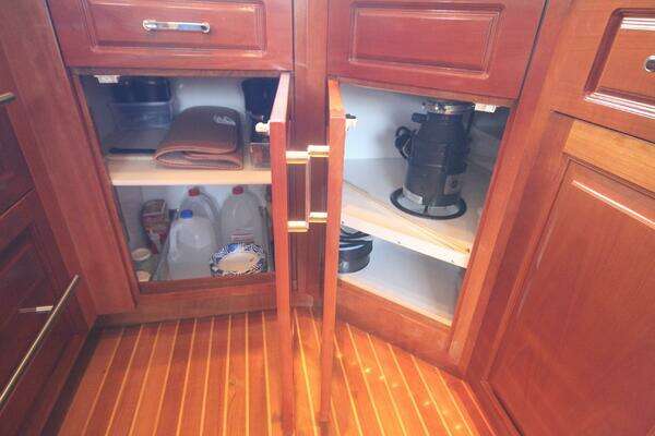 Hatteras 60 Convertible Yacht For Sale