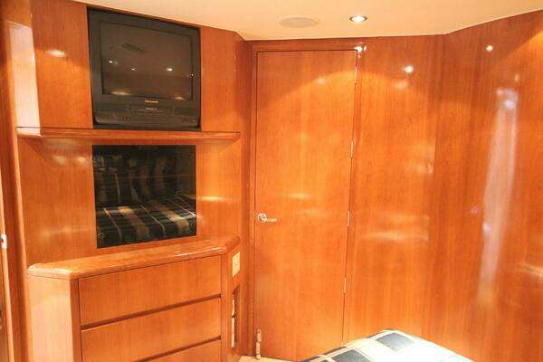 Hatteras 60 Convertible Yacht For Sale