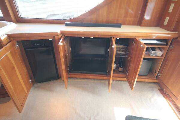 Hatteras 60 Convertible Yacht For Sale