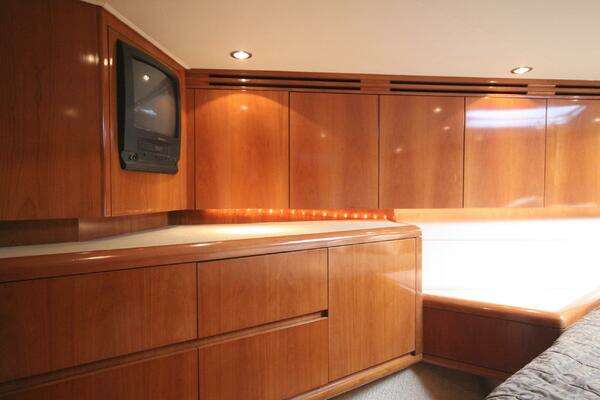 Hatteras 60 Convertible Yacht For Sale