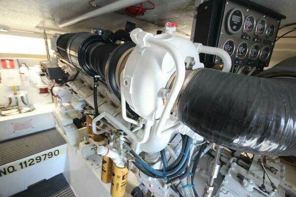 Hatteras 60 Convertible Yacht For Sale