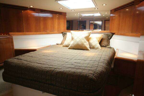 Hatteras 60 Convertible Yacht For Sale