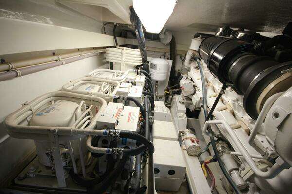 Hatteras 60 Convertible Yacht For Sale