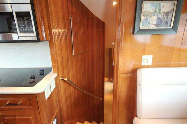Hatteras 60 Convertible Yacht For Sale