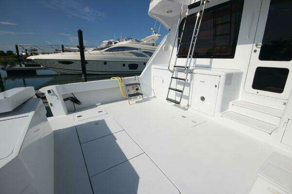 Hatteras 60 Convertible Yacht For Sale