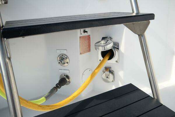 Hatteras 60 Convertible Yacht For Sale