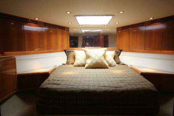 Hatteras 60 Convertible Yacht For Sale