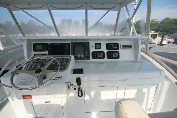 Hatteras 60 Convertible Yacht For Sale