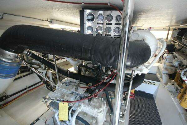 Hatteras 60 Convertible Yacht For Sale