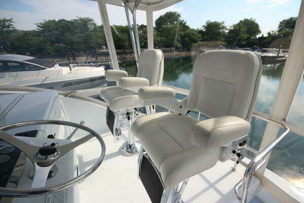 Hatteras 60 Convertible Yacht For Sale