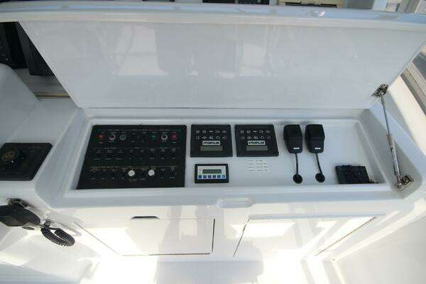 Hatteras 60 Convertible Yacht For Sale