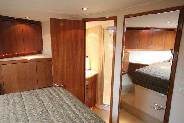 Hatteras 60 Convertible Yacht For Sale