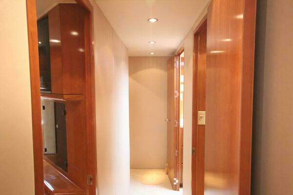 Hatteras 60 Convertible Yacht For Sale