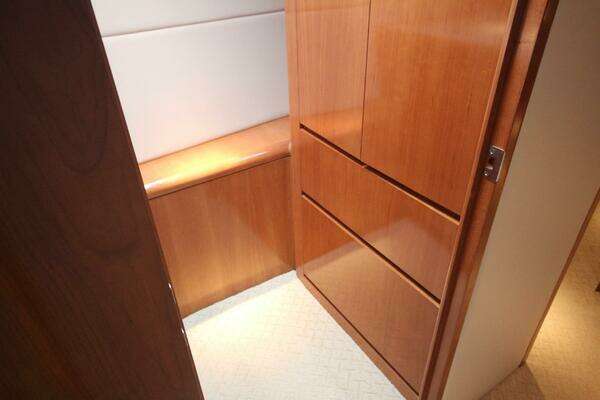 Hatteras 60 Convertible Yacht For Sale