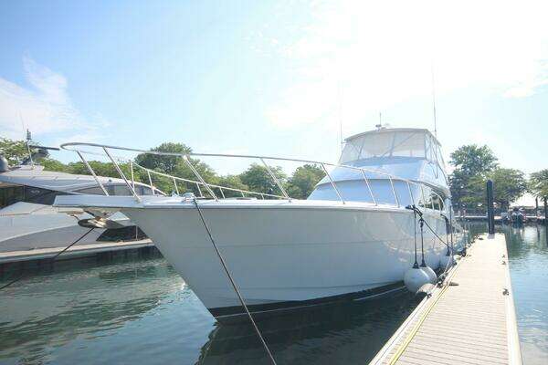 Hatteras 60 Convertible Yacht For Sale