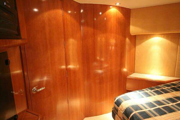 Hatteras 60 Convertible Yacht For Sale