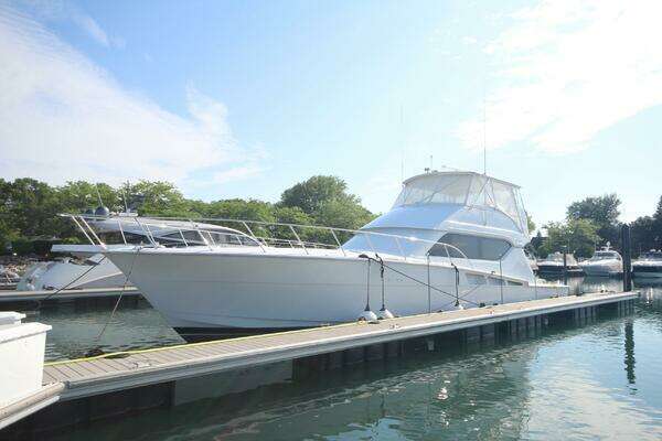 Hatteras 60 Convertible Yacht For Sale