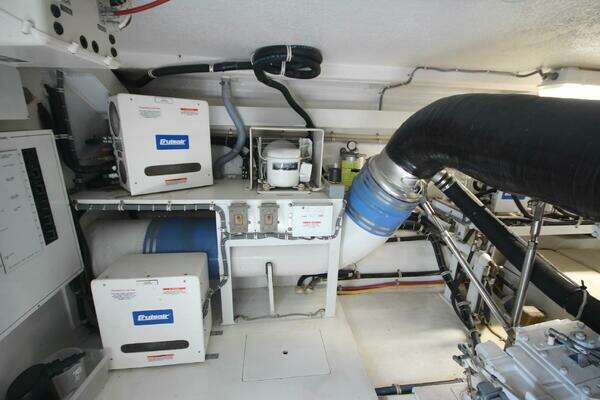 Hatteras 60 Convertible Yacht For Sale