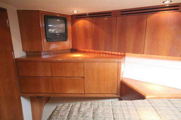Hatteras 60 Convertible Yacht For Sale