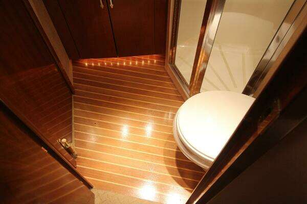 Hatteras 60 Convertible Yacht For Sale
