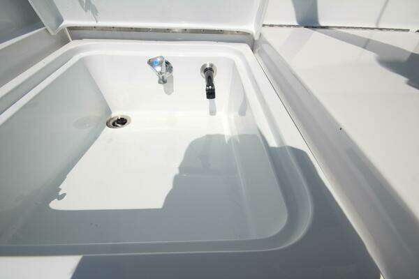 Hatteras 60 Convertible Yacht For Sale