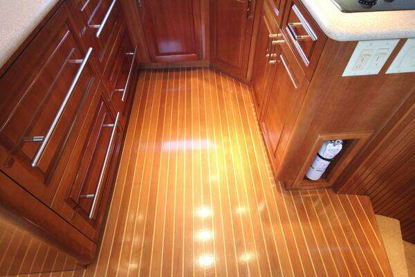 Hatteras 60 Convertible Yacht For Sale