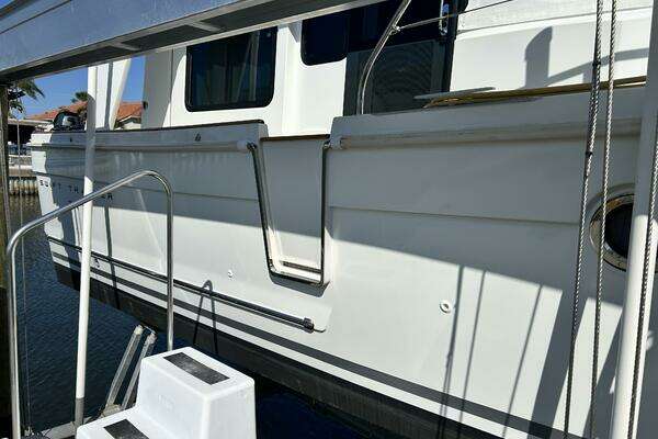 Beneteau Swift Trawler 34 Yacht For Sale