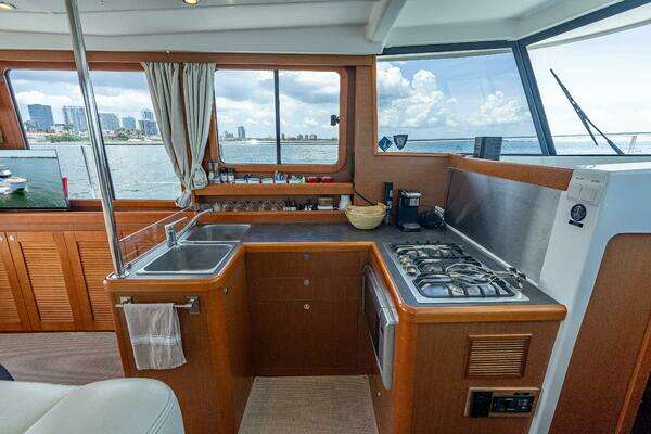 Beneteau Swift Trawler 34 Yacht For Sale