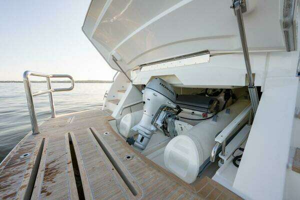 Riviera 5400 Sport Yacht Yacht For Sale